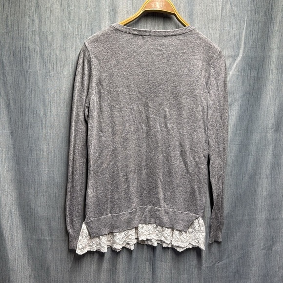 🚩 Jillian Harris Gray Lace Hem Women's Top size small - Picture 7 of 9